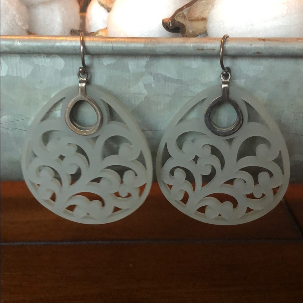 ⭐️⭐️Silpada Grey Lucite earrings⭐️⭐️